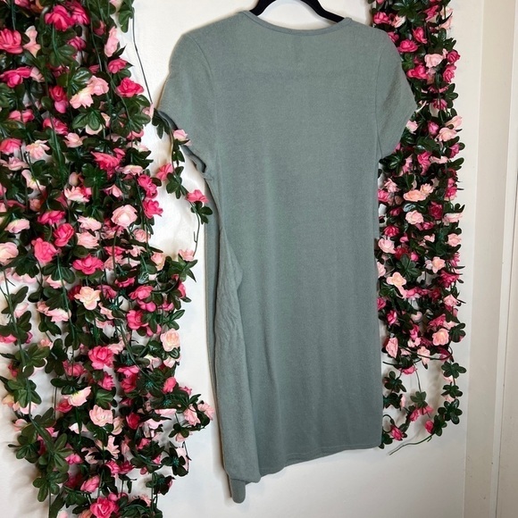 Francesca’s Alya Green V-Neck Wrap Blouse Women’s Large Sage Comfort - Picture 7 of 7